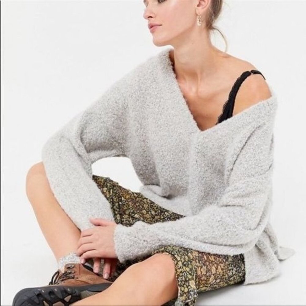 UO Rosie Cozy V-Neck Pullover Sweater tan grey Xsmall